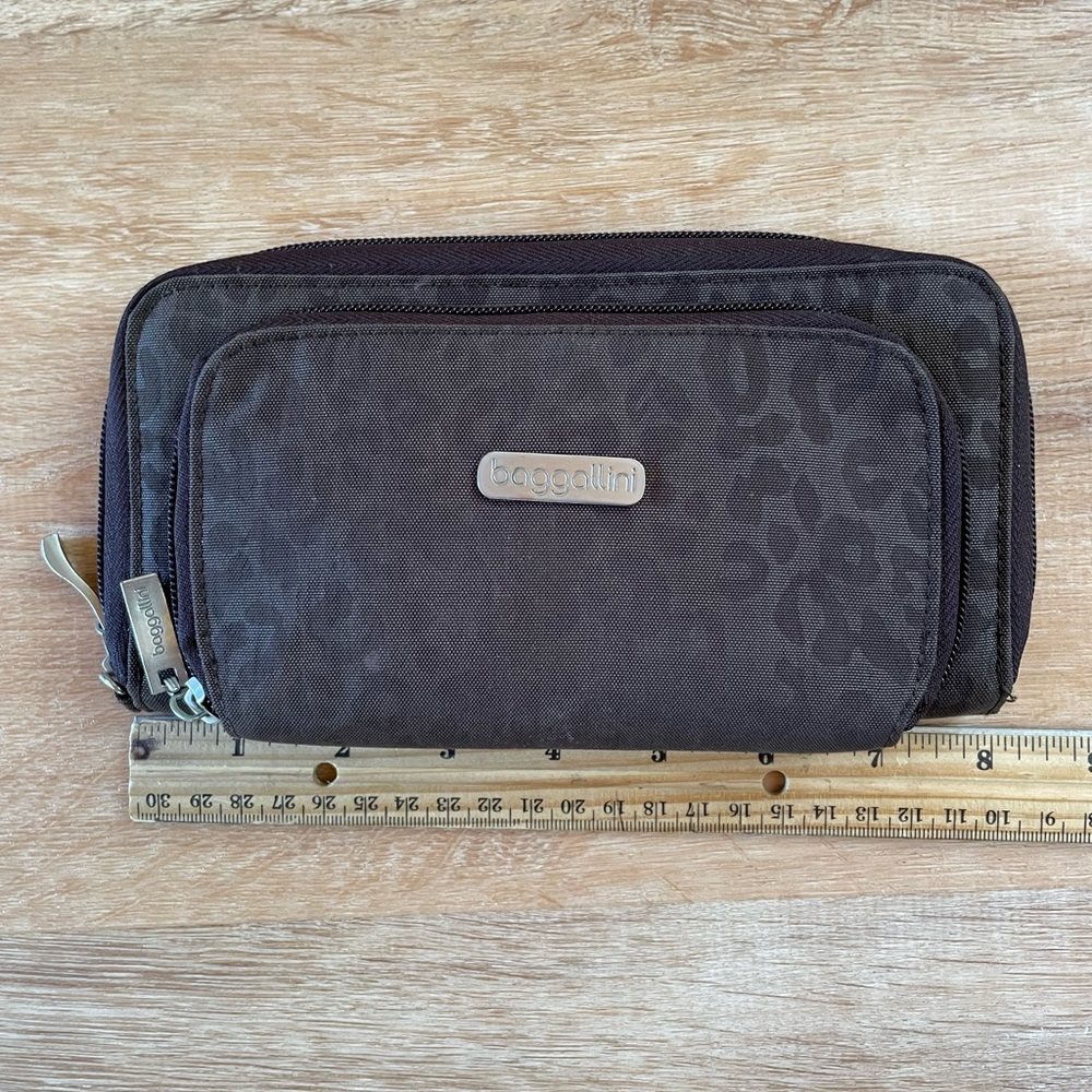 Baggallini Brown Leopard Print Wallet - Picture 5 of 6